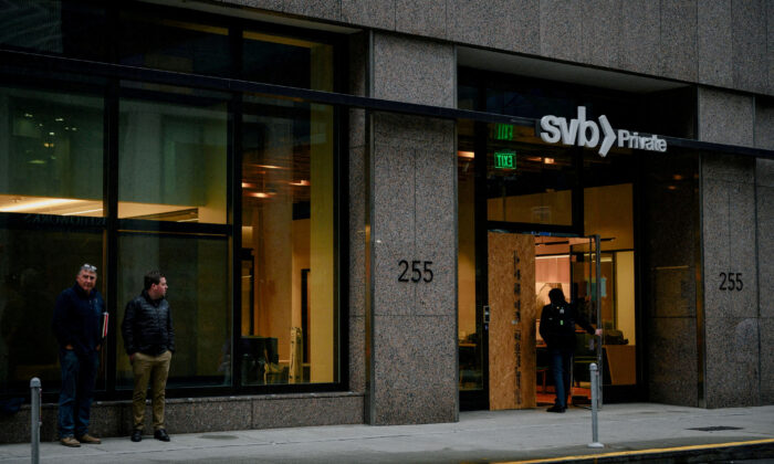 Khách hàng đợi bên ngoài khi một nhân viên bước vào văn phòng một chi nhánh của ngân hàng Silicon Valley Bank ở trung tâm thành phố San Francisco, California, ngày 13/03/2023. (Ảnh: Kori Suzuki/Ảnh tư liệu/Reuters)