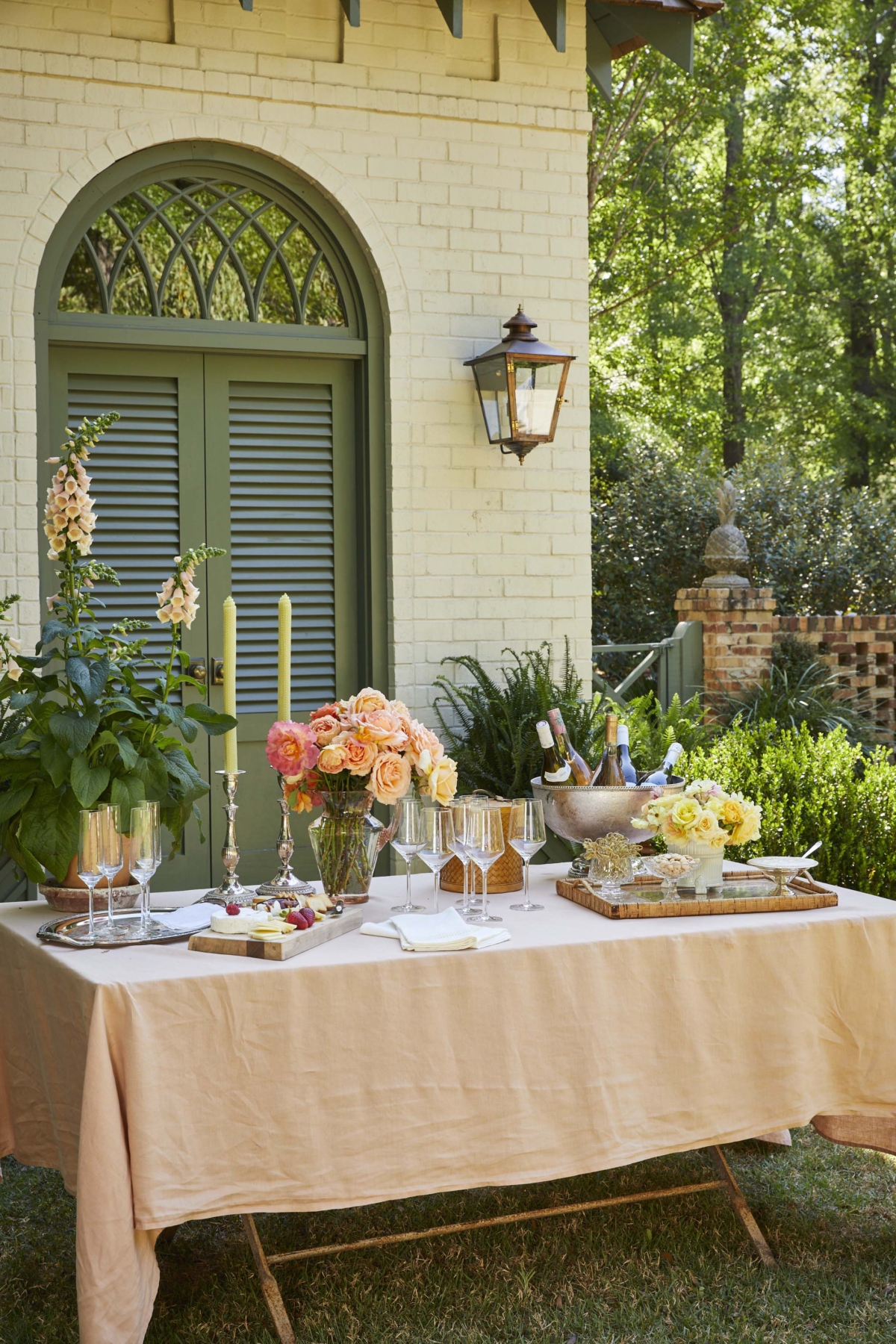 Hoa hồng và hoa mao địa hoàng nâng tầm chiếc bàn ngoài trời được chuyên gia thiết kế nội thất và giải trí James T. Farmer bài trí. Ảnh chụp trong khu vườn ở Farmdale, tư gia của anh tại Perry, Georgia. (Ảnh: Emily Followill)