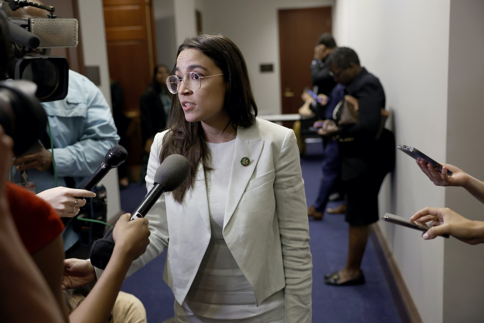 Dân biểu Alexandria Ocasio-Cortez (Dân Chủ-New York) nói với các phóng viên sau khi tham dự cuộc họp kín của Đảng Dân Chủ tại Hạ viện với các nhà đàm phán nợ của Tòa Bạch Ốc tại Tòa nhà Quốc hội Hoa Kỳ ở Hoa Thịnh Đốn vào ngày 31/05/2023. (Ảnh: Anna Moneymaker/Getty Images)