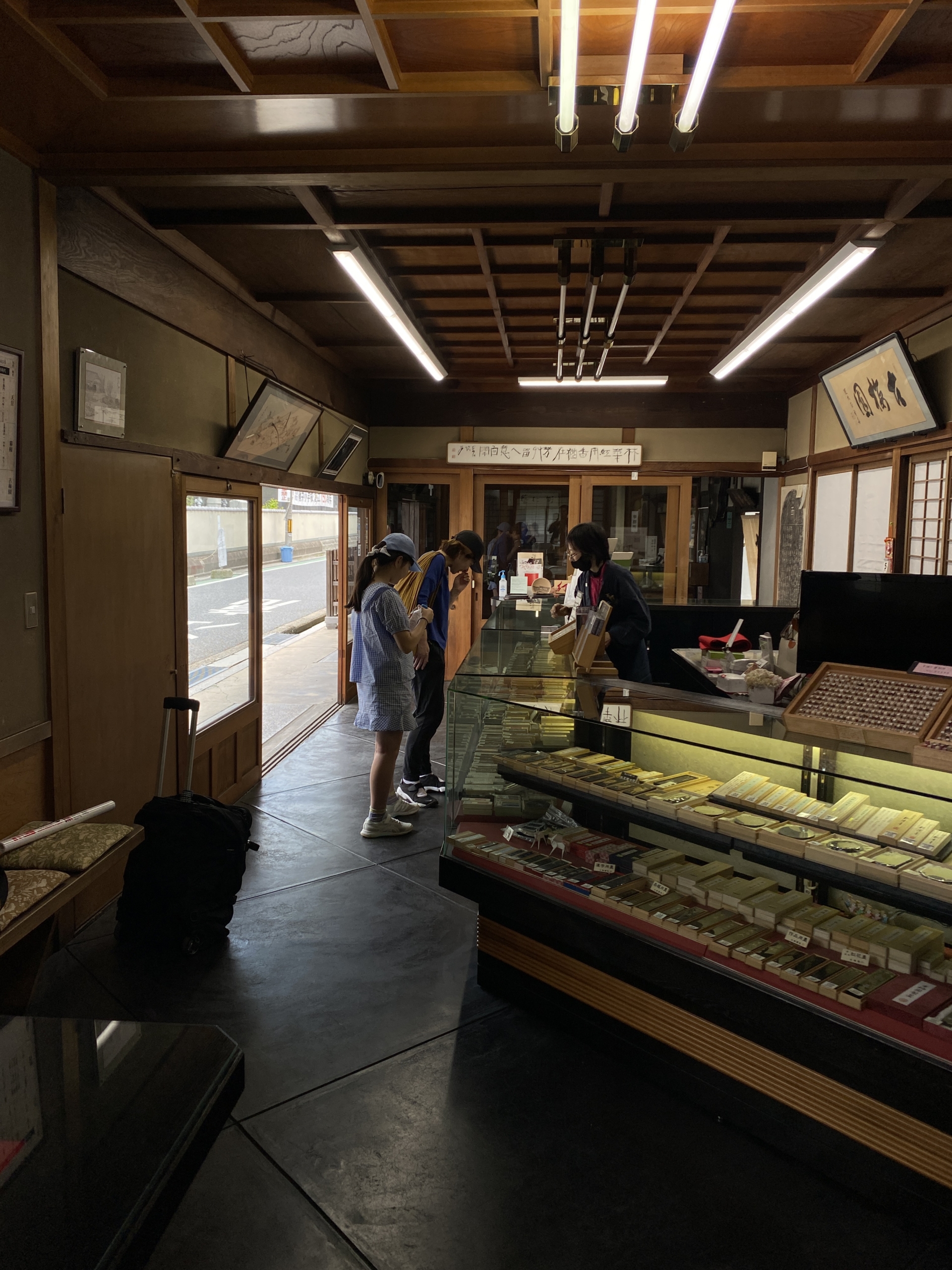 Khách hàng tại cửa hàng Kobaien. Một số thỏi mực 5 sao bán chạy nhất của hãng là Koukaboku, Shitsuboku, Baikaboku, và Shouenboku, từ lâu đã được “nhiều người đánh giá cao.” (Ảnh: Đăng dưới sự cho phép của Tập đoàn ICHI, Nhật Bản)
