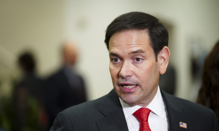 Thượng nghị sĩ Marco Rubio (Cộng Hòa-Florida) nói chuyện trong một cuộc họp báo ở Tòa nhà Quốc hội Hoa Kỳ ở Hoa Thịnh Đốn vào ngày 11/07/2023. (Ảnh: Madalina Vasiliu/The Epoch Times)