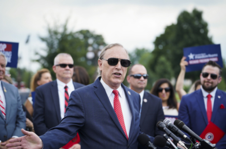 Nhà lập pháp Đảng Cộng Hòa kêu gọi điều tra thêm về Ủy ban Ngày 06/01 trong bối cảnh cựu phụ tá của ông Trump sắp phải thụ án tù