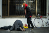 Những người đàn ông vô gia cư ở San Francisco, California, vào ngày 22/02/2023. (Ảnh: John Fredricks/The Epoch Times)