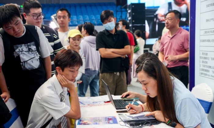 Các trường đại học của ĐCSTQ kêu gọi sinh viên về nông thôn làm việc giữa cuộc khủng hoảng thất nghiệp