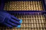 Một nhân viên lau chùi các thỏi vàng tại công ty chế tác kim loại quý ABC Refinery ở Sydney hôm 05/08/2020. (Ảnh: David Gray/AFP qua Getty Images)