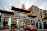 Cổng chào của một khu phố người Hoa ở Havana, Cuba, vào ngày 11/04/2019. (Ảnh: Yamil Lage/AFP qua Getty Images)