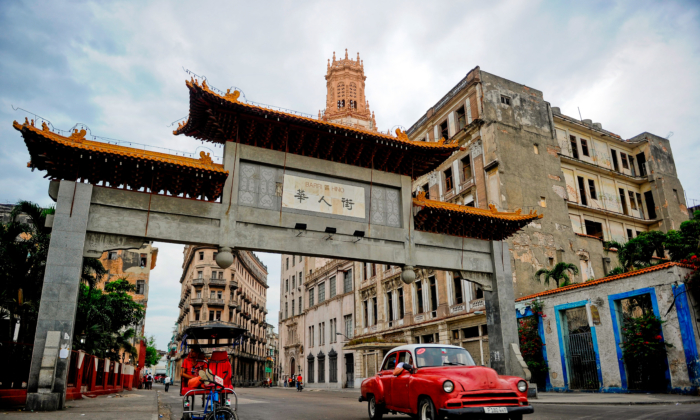 Cổng chào của một khu phố người Hoa ở Havana, Cuba, vào ngày 11/04/2019. (Ảnh: Yamil Lage/AFP qua Getty Images)