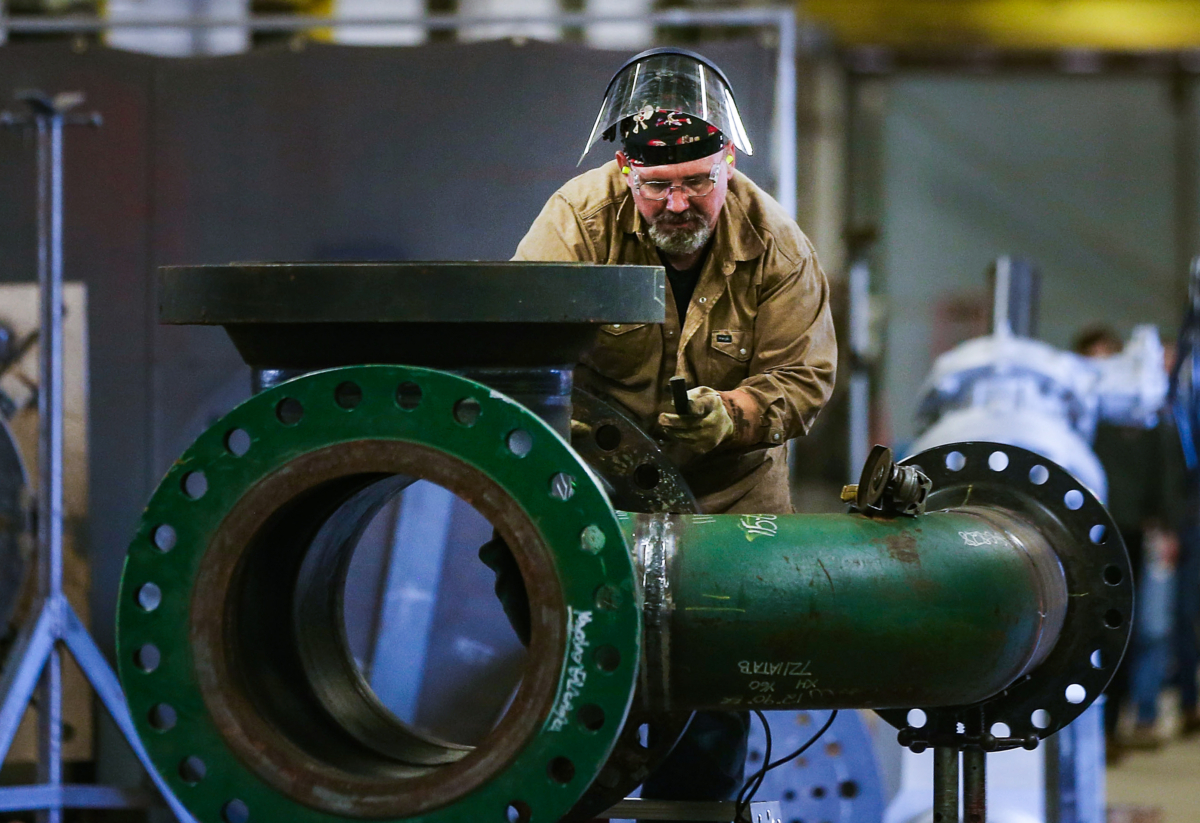 Một công nhân làm việc trên đường ống tại Pioneer Pipe, nơi cung cấp các sản phẩm cho ngành dầu khí, ở Marietta, Ohio, vào ngày 25/10/2016. (Ảnh: Spencer Platt/Getty Images)