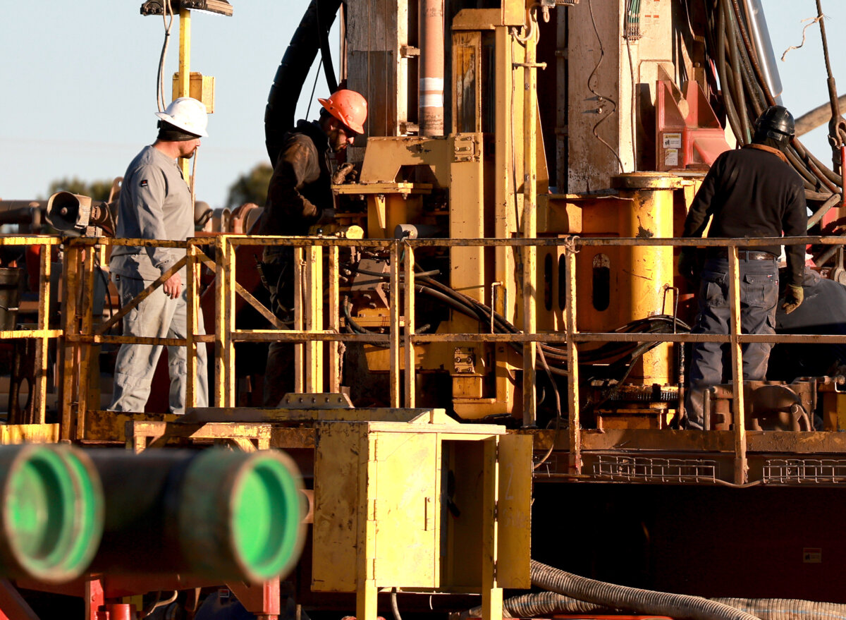 Công nhân lắp đặt giàn khoan dầu ở mỏ dầu lưu vực Permian ở Stanton, Texas, hôm 12/03/2022. (Ảnh: Joe Raedle/Getty Images)