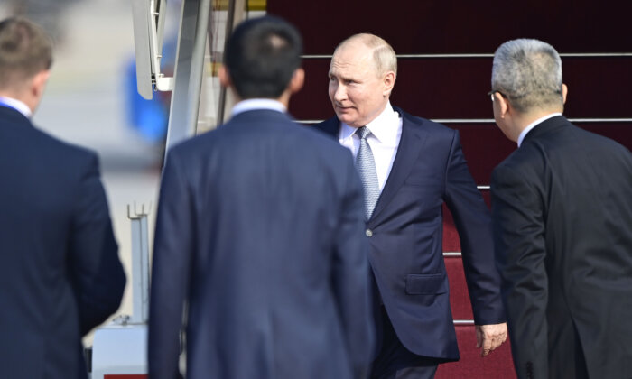 Tổng thống Nga Vladimir Putin đến Phi trường Quốc tế Thủ đô Bắc Kinh để tham dự Diễn đàn Vành đai và Con đường lần thứ ba, tại Bắc Kinh, Trung Quốc, vào ngày 17/10/2023. (Ảnh: Parker Song/Pool/Getty Images)