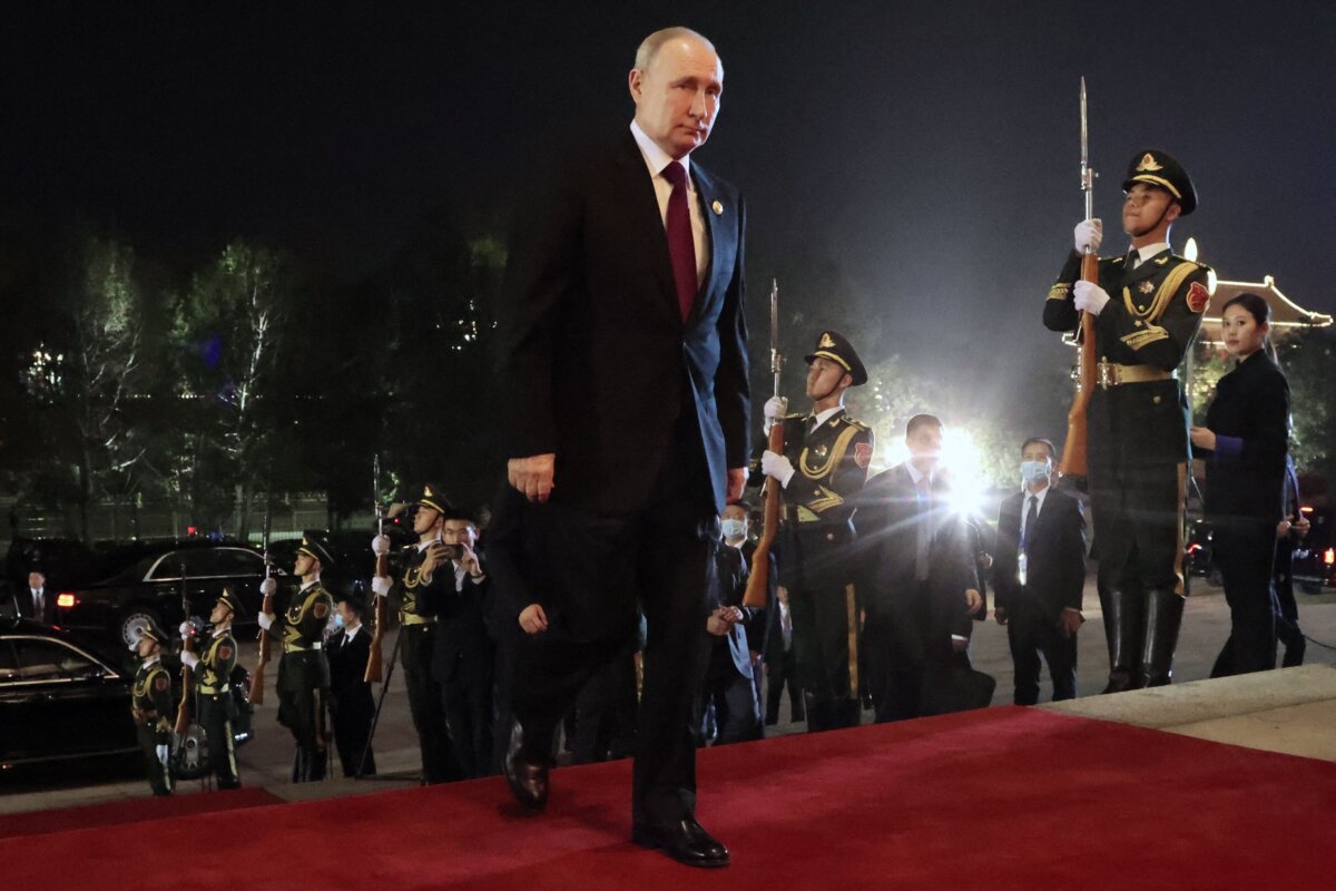 Tổng thống Nga Vladimir Putin đến dự một buổi lễ chào mừng các trưởng phái đoàn tham gia Diễn đàn Vành đai và Con đường lần thứ ba do nhà lãnh đạo Trung Quốc cùng phu nhân chủ trì tại Bắc Kinh, vào ngày 17/10/2023. (Ảnh: Konstantin Zavrazhin/Pool/AFP qua Getty Images)