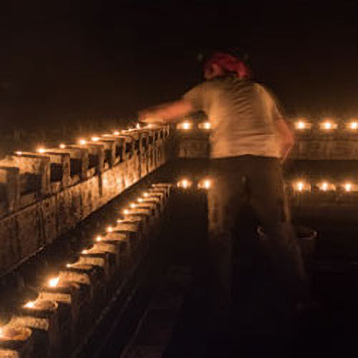 Một nghệ nhân đang sắp xếp các ngọn đèn trong lò hút khói của xưởng Kobaien. (Ảnh: Đăng dưới sự cho phép của Tập đoàn ICHI, Nhật Bản)