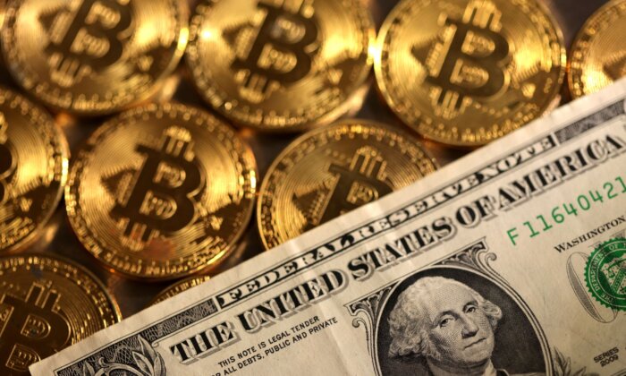 Đồng USD và các mô hình minh họa mã kim Bitcoin, ngày 10/08/2022. (Ảnh: Dado Ruvic/Reuters)