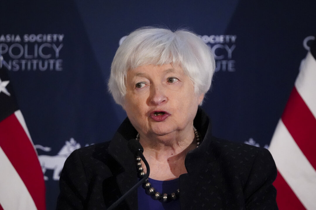 Bộ trưởng Ngân khố Janet Yellen nói chuyện tại một sự kiện về chiến lược kinh tế của chính phủ Tổng thống Biden đối với khu vực Ấn Độ Dương-Thái Bình Dương ở Hoa Thịnh Đốn hôm 02/11/2023. (Ảnh: Madalina Vasiliu/The Epoch Times)