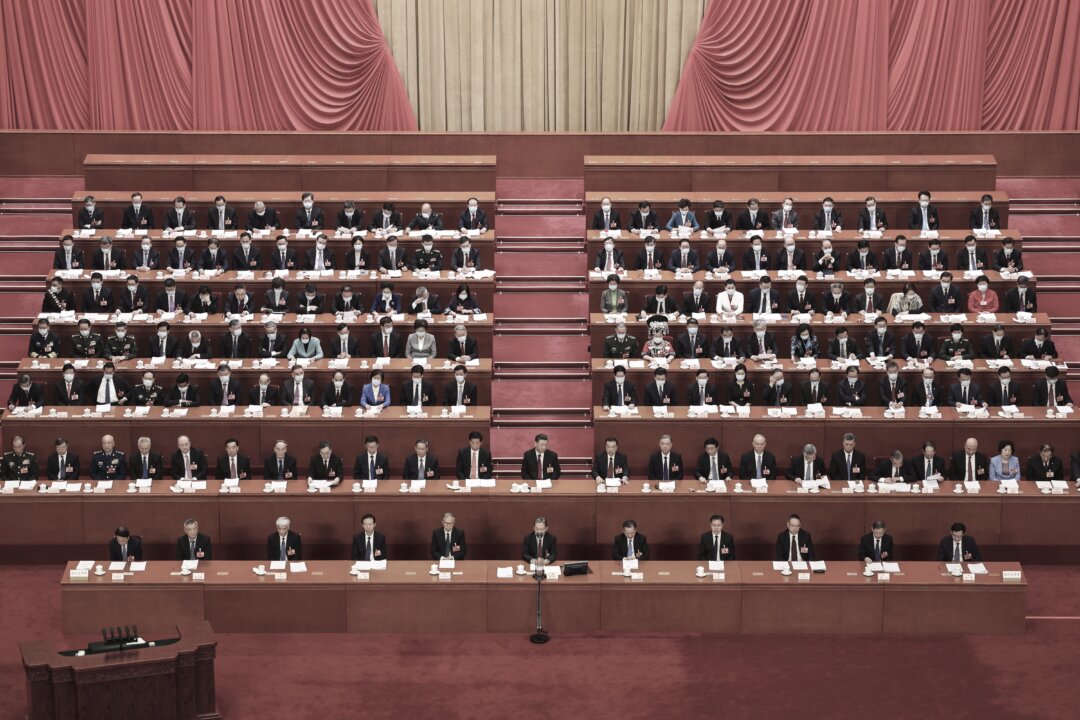 Đại hội Đại biểu Nhân dân Toàn quốc lần thứ 14 khai mạc phiên họp đầu tiên tại Đại lễ đường Nhân dân hôm 05/03/2023 tại Bắc Kinh, Trung Quốc. (Ảnh: Lintao Zhang/Getty Images)