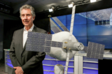 Ông Robert Bigelow, sáng lập viên và chủ tịch của Bigelow Aerospace, đứng cạnh mô hình bơm hơi của môi trường sống trong không gian tại Trung tâm Vũ trụ Kennedy ở Cape Canaveral, Florida, ngày 07/04/2016. (Ảnh: John Raoux/AP Photo)