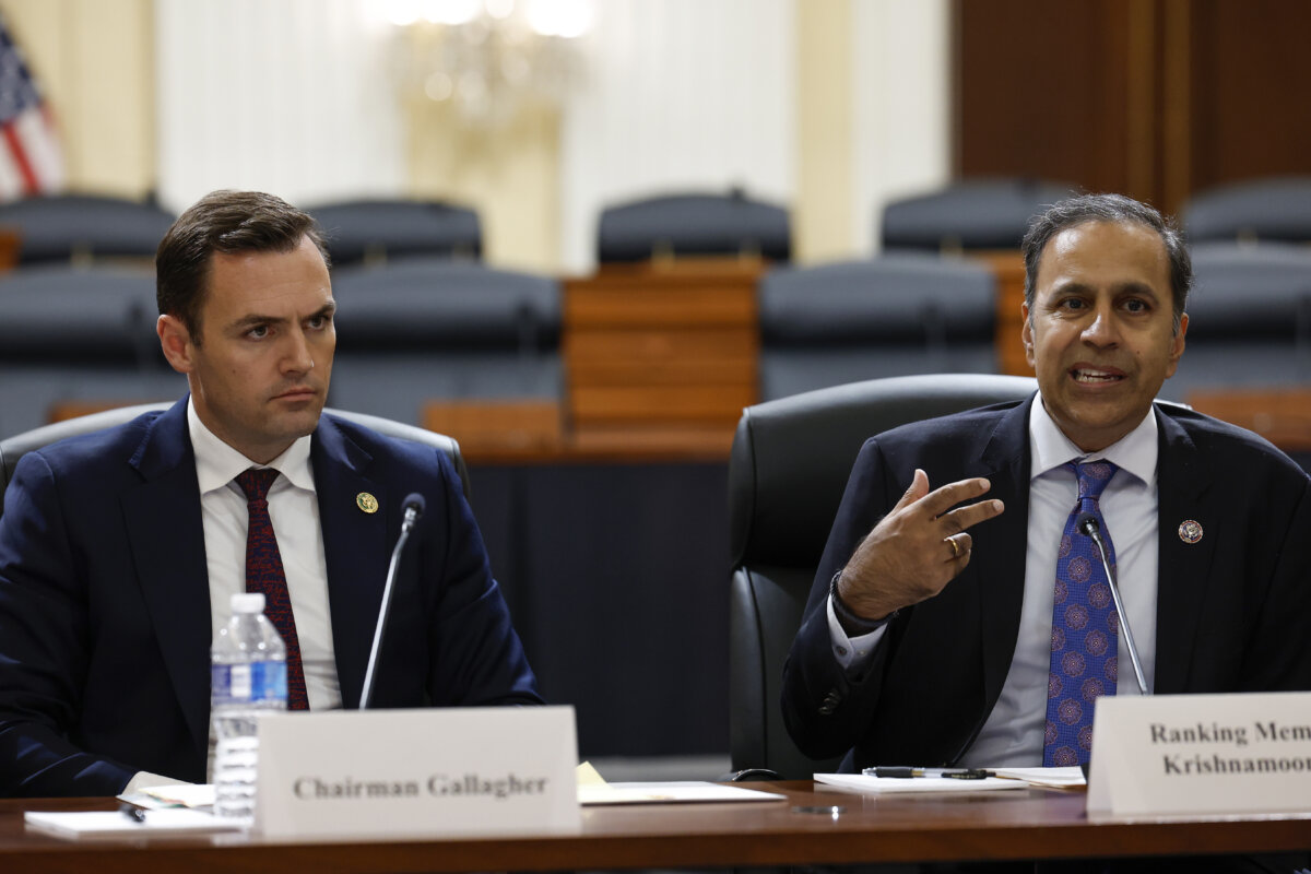 Thành viên cấp cao Raja Krishnamoorthi (Dân Chủ-Illinois) (Phải) nói chuyện khi Chủ tịch Mike Gallagher (Cộng Hòa-Wisconsin) (Trái) lắng nghe trong một cuộc họp báo với các thành viên của Ủy ban Đặc biệt Hạ viện về Đảng Cộng sản Trung Quốc tại Tòa nhà Văn phòng Hạ viện Cannon ở Hoa Thịnh Đốn, ngày 15/11/2023. (Ảnh: Anna Moneymaker/Getty Images)