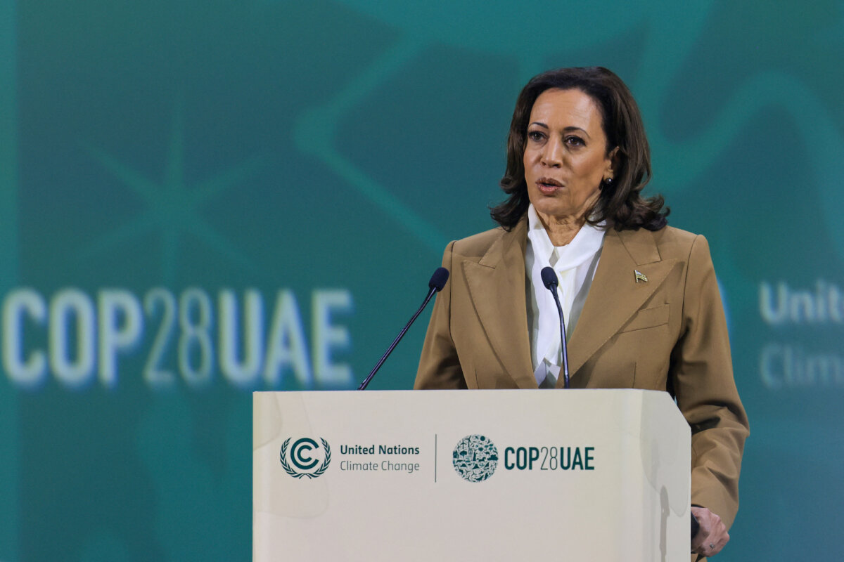 Phó Tổng thống Hoa Kỳ Kamala Harris trình bày tại hội nghị thượng đỉnh về khí hậu của Liên Hiệp Quốc COP28 ở Dubai, ngày 02/12/2023. (Ảnh: Karim Sahib/AFP qua Getty Images)