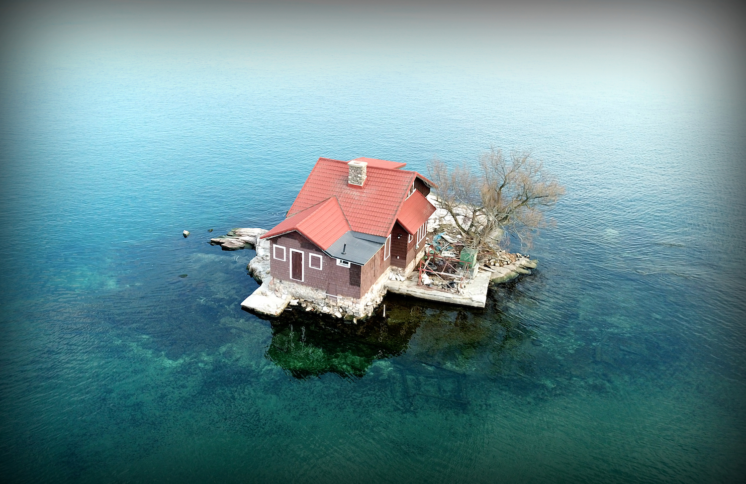 Đảo Just Room Enough tọa lạc tại Vịnh Alexandria, New York. (Ảnh: BeatoAerialPhotography/Shutterstock)