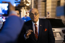 Ông Rudy Giuliani, một cựu luật sư của cựu tổng thống Donald J. Trump, rời Tòa án Địa hạt Liên bang E. Barrett Prettyman ở Hoa Thịnh Đốn, vào ngày 14/12/2023. (Ảnh: Madalina Vasiliu/The Epoch Times)