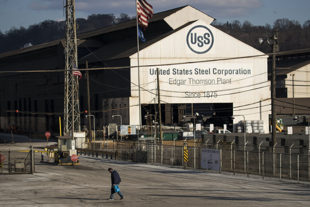 Một nhân viên rời khỏi nhà máy thép của công ty US Steel Edgar Thomson ở Braddock, Pennsylvania, vào hôm 10/03/2018. (Ảnh: Drew Angerer/Getty Images)