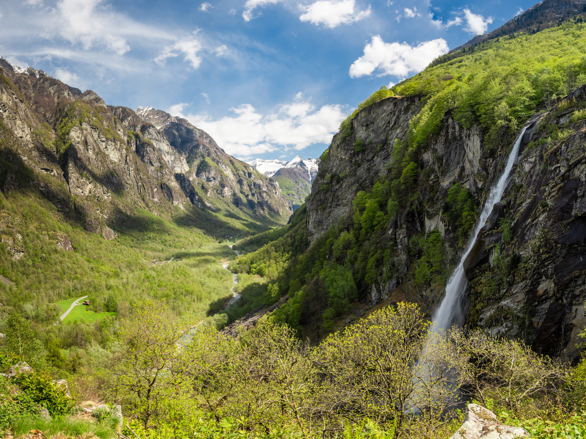 Một thác nước nhìn từ thung lũng. (Ảnh: Đăng dưới sự cho phép của Sylvia Michel Photography)