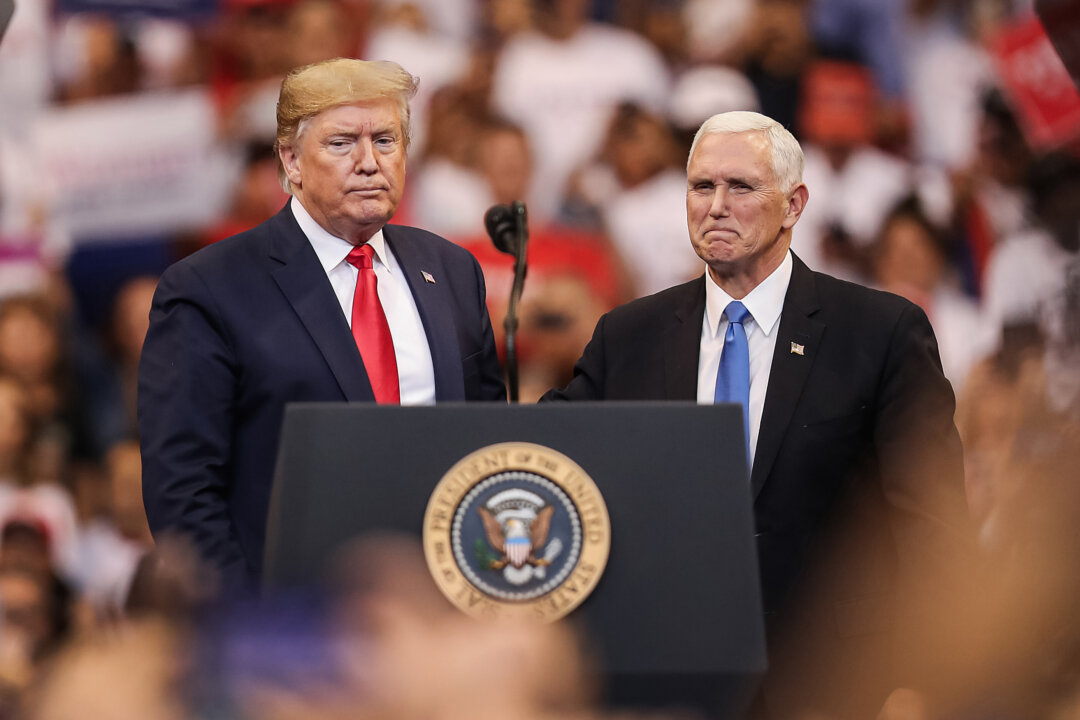 Tổng thống Donald Trump và Phó Tổng thống Mike Pence đứng cạnh nhau trong một cuộc vận động tranh cử ở Sunrise, Florida, vào ngày 26/11/2019. (Ảnh: Joe Raedle/Getty Images)