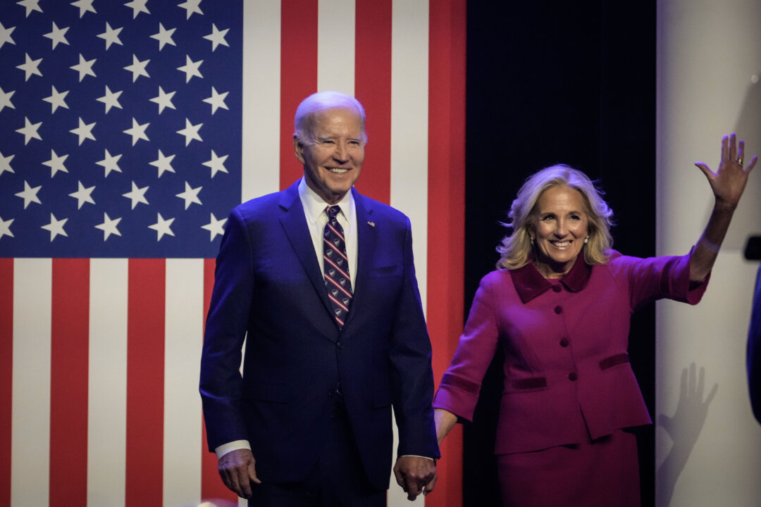 Tổng thống Joe Biden và Đệ nhất Phu nhân Jill Biden đến dự một sự kiện tranh cử tại Trường Cao đẳng Cộng đồng Quận Montgomery ở Blue Bell, Pennsylvania, hôm 05/01/2024. (Ảnh: Drew Angerer/Getty Images)