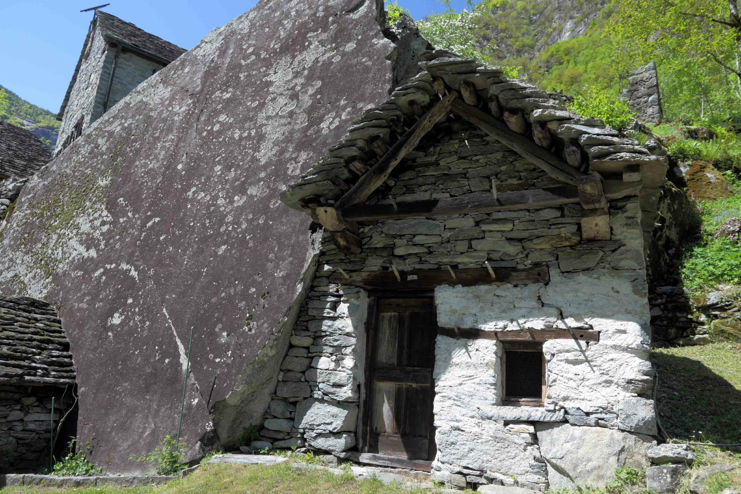 Ngôi nhà ẩn mình dưới một tảng đá khổng lồ. (Ảnh: Martin Lehmann/Shutterstock)