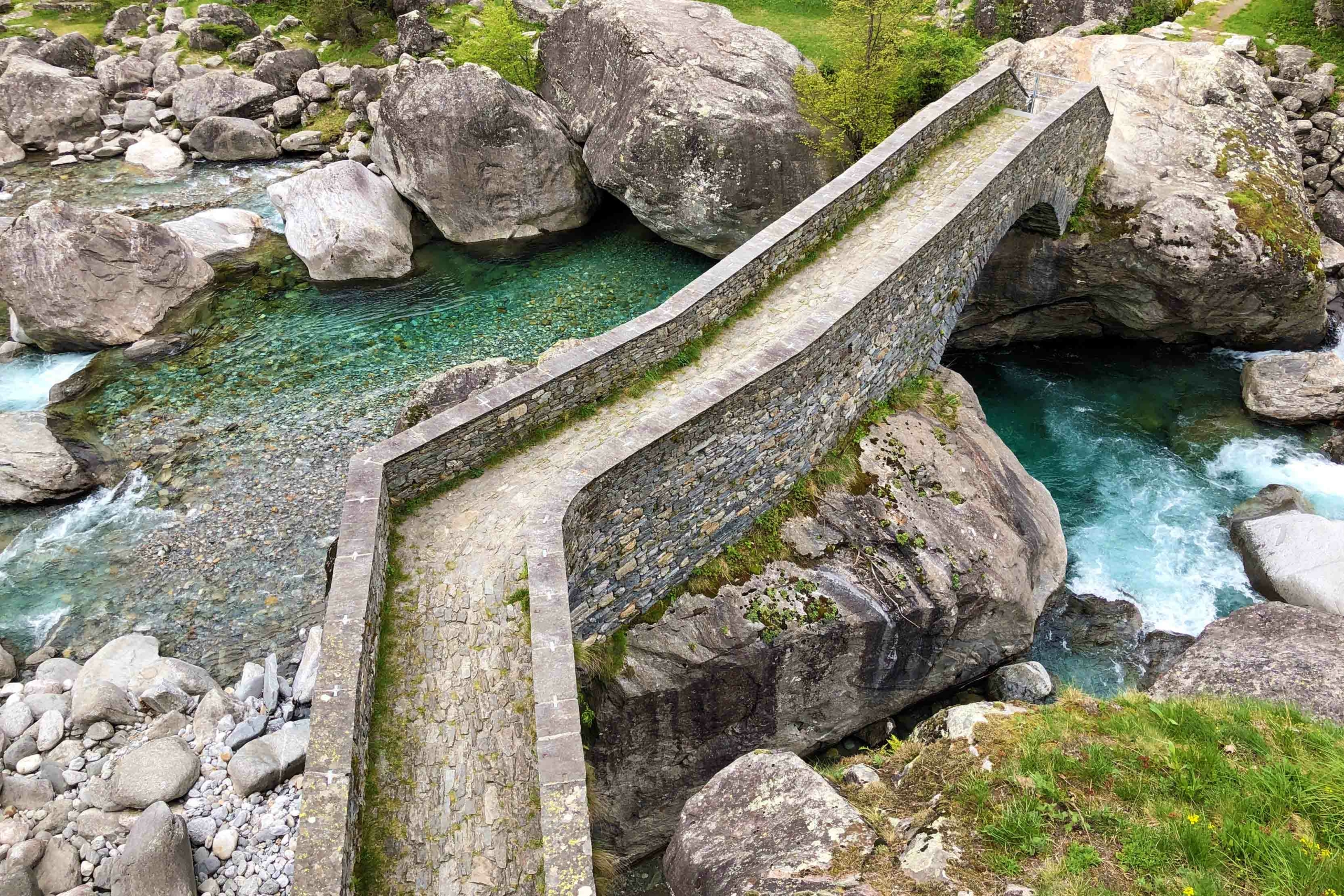 Cây cầu bằng đá. (Ảnh: Mario Krpan/Shutterstock)