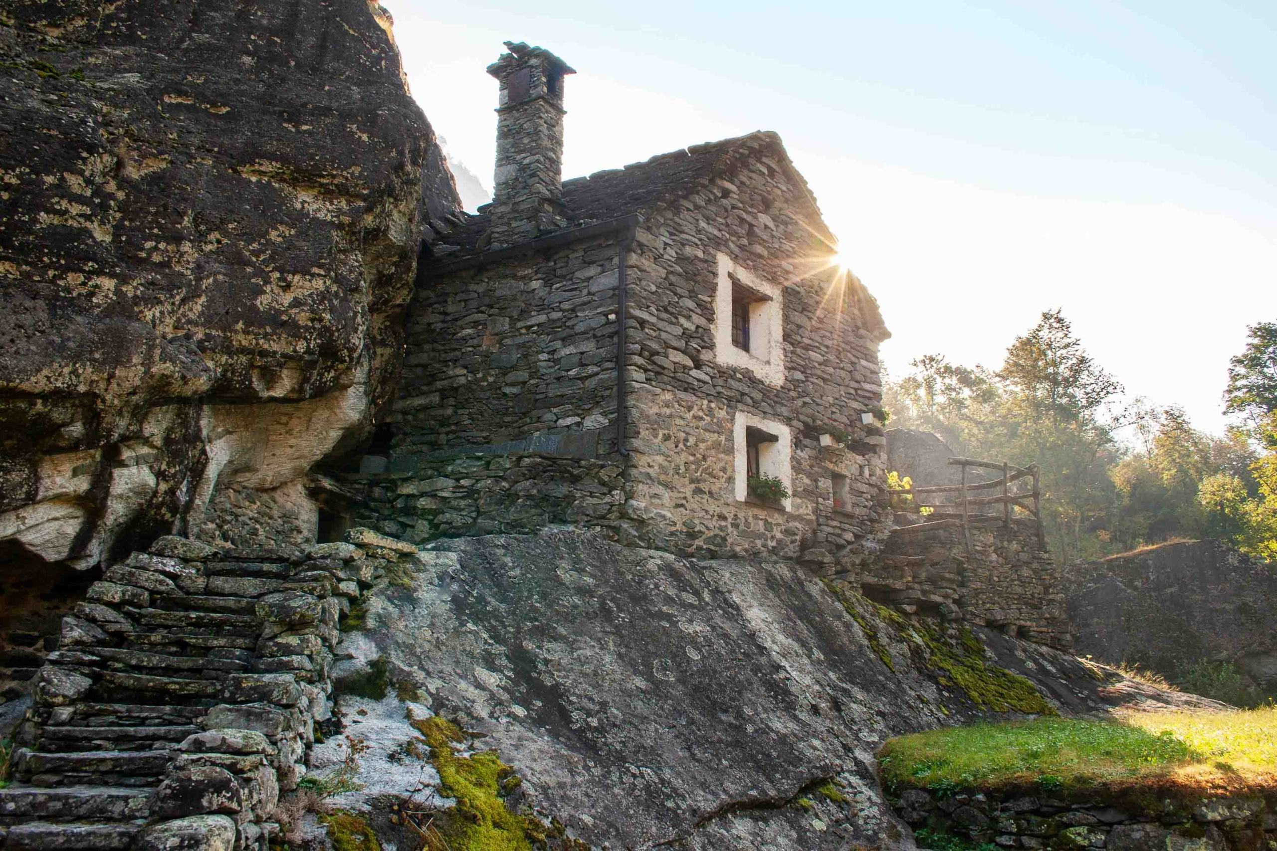 Một ngôi nhà được xây dựng bên cạnh tảng đá lớn ở Thung lũng Bavona. (Ảnh: dosmass/Shutterstock)