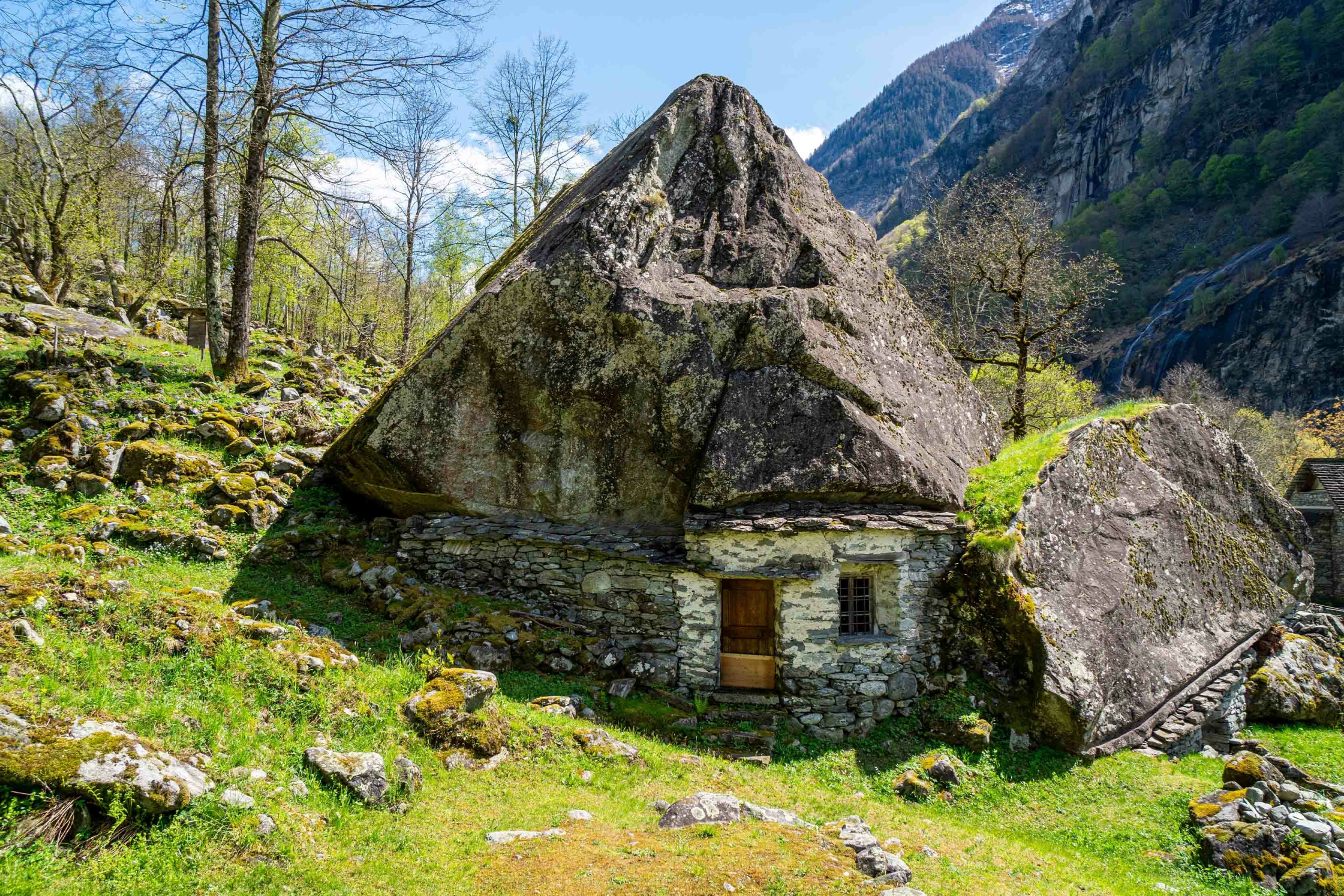 Một ngôi nhà được xây dựng dưới một tảng đá nguyên khối. (Ảnh: DjemoGraphic/Shutterstock)