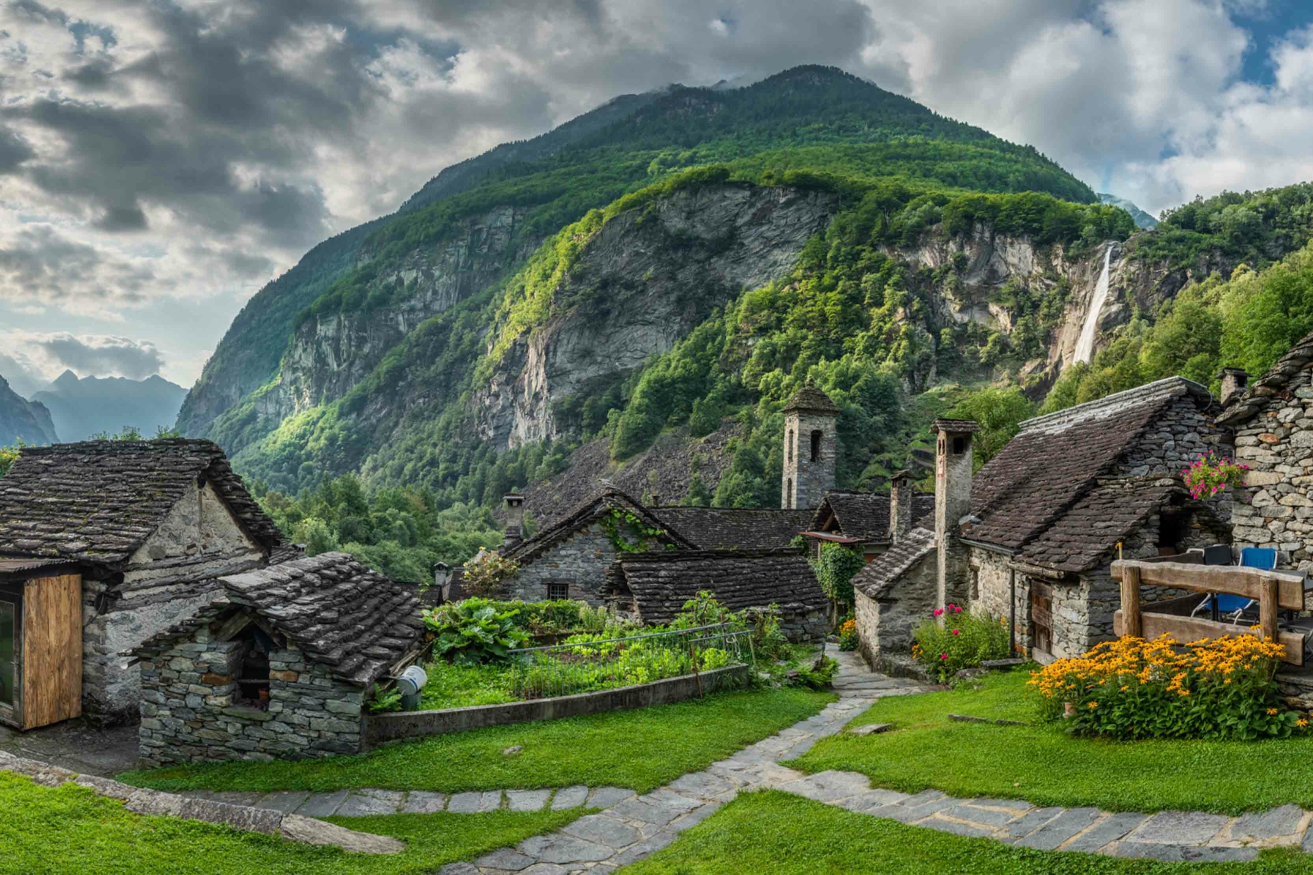 Một ngôi làng nhỏ ở Thung lũng Bavona, Thụy Sĩ. (Ảnh: Đăng dưới sự cho phép của Sylvia Michel Photography)