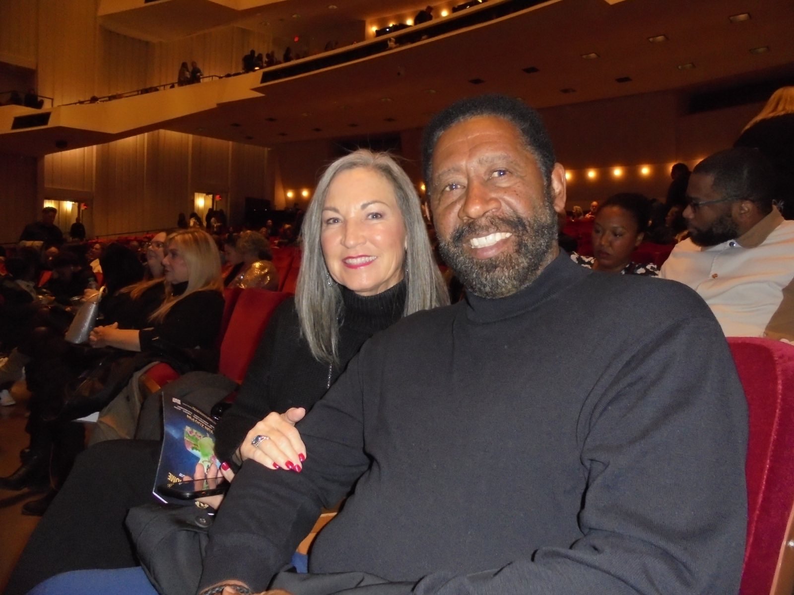Bà Deborah và ông William King thưởng thức buổi diễn ban tối của Shen Yun tại Nhà hát Giao hưởng Atlanta, ở Atlanta hôm 10/01/2024. (Ảnh: Sharon Lin/The Epoch Times)