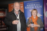 Ông Paul và bà Patrina Johnson thưởng thức Nghệ thuật Biểu diễn Shen Yun tại Nhà hát New Victoria ở Woking, Vương quốc Anh, hôm 11/01/2024. (Ảnh: Mary Mann/The Epoch Times)