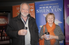 Ông Paul và bà Patrina Johnson thưởng thức Nghệ thuật Biểu diễn Shen Yun tại Nhà hát New Victoria ở Woking, Vương quốc Anh, hôm 11/01/2024. (Ảnh: Mary Mann/The Epoch Times)