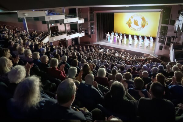 Đoàn Nghệ thuật Biểu diễn Shen Yun Kỷ Nguyên Mới chào khán giả trước khi hạ màn tại Nhà hát New Victoria ở Woking, Vương quốc Anh hôm 11/01/2024. (Ảnh: The Epoch Times)