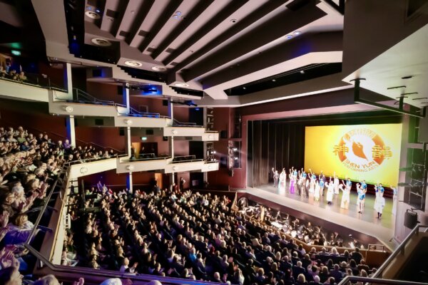 Đoàn Nghệ thuật Biểu diễn Shen Yun Kỷ Nguyên Mới chào khán giả trước khi hạ màn tại Nhà hát New Victoria ở thành phố Woking, Vương quốc Anh hôm 12/01/2024. (Ảnh: The Epoch Times)