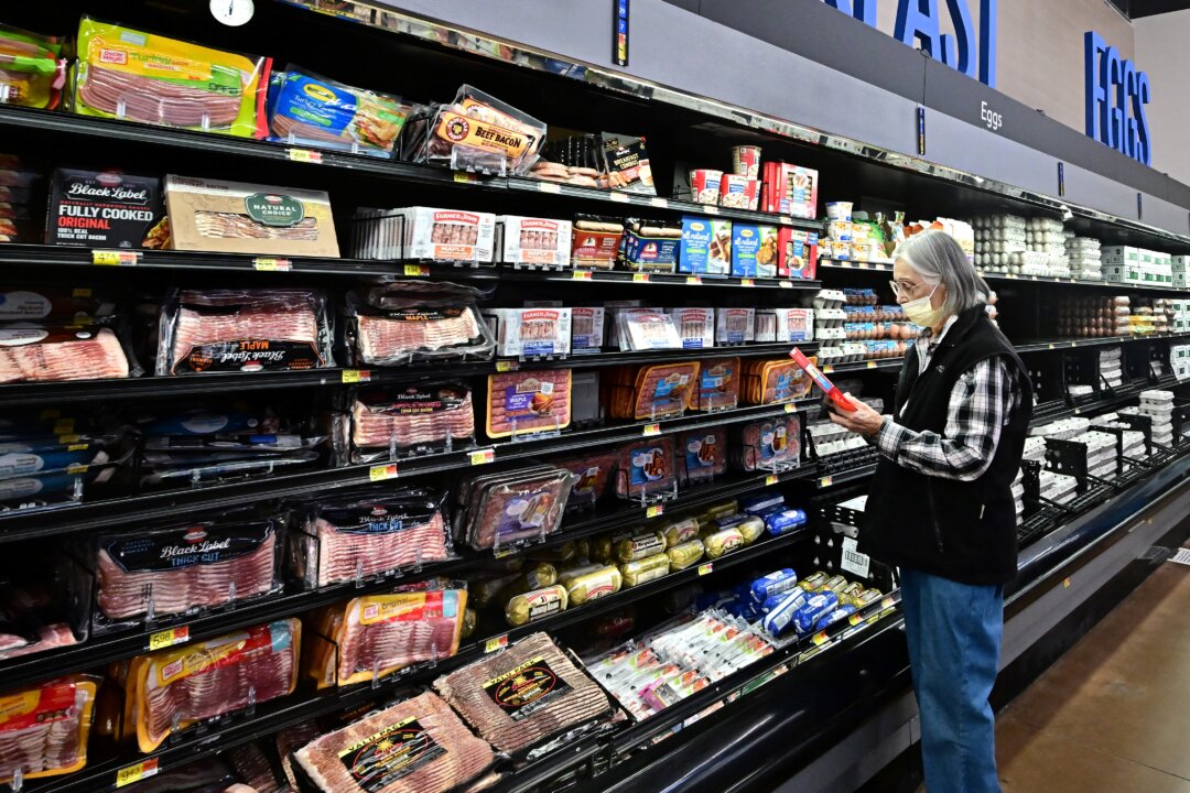 Người tiêu dùng mua sắm hàng bách hóa tại một chuỗi cửa hàng bán lẻ ở Rosemead, California, hôm 12/12/2023. (Ảnh: Frederic J. Brown/AFP qua Getty Images)