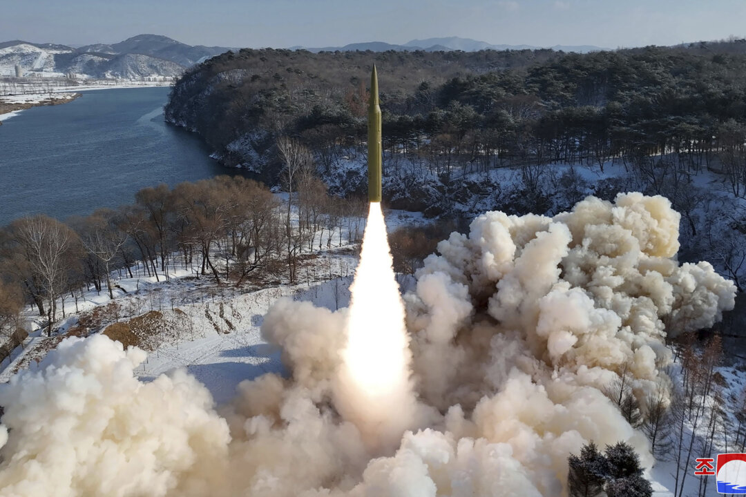 Một bức ảnh do chính quyền Bắc Hàn cung cấp cho thấy những gì họ nói về chuyến bay thử nghiệm của một loại vũ khí tầm trung đời mới sử dụng nhiên liệu rắn ở Bắc Hàn vào ngày 14/01/2024. (Ảnh: Thông tấn xã Trung ương Bắc Hàn/Dịch vụ Tin tức Bắc Hàn qua AP)