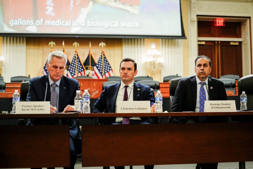 (Từ trái qua phải) Dân biểu Kevin McCarthy (Cộng Hòa-California), Dân biểu Mike Gallagher (Cộng Hòa-Wisconsin), và Dân biểu Raja Krishnamoorthi (Dân Chủ-Illinois) xem video trong một cuộc họp báo công bố kết quả của cuộc điều tra của Ủy ban Đặc biệt về phòng thí nghiệm sinh học của Đảng Cộng sản Trung Quốc (ĐCSTQ) được phát hiện ở Reedley, California, tại Hoa Thịnh Đốn vào ngày 15/11/2023. (Ảnh: Madalina Vasiliu/The Epoch Times)