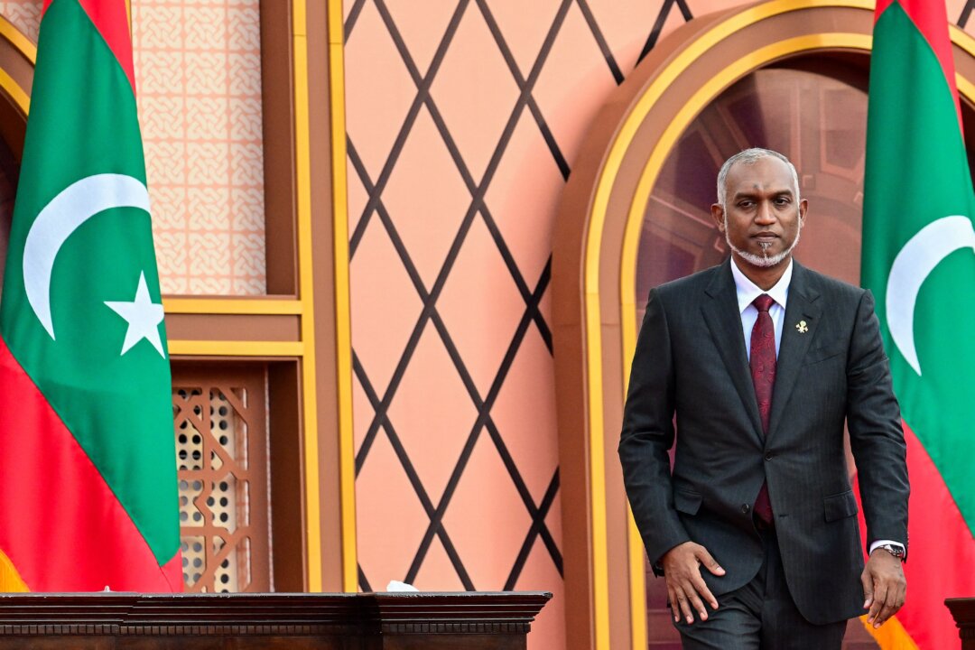 Tổng thống Maldives Mohamed Muizzu đứng quan sát sau khi đọc lời tuyên thệ trong lễ nhậm chức ở Male, vào ngày 17/11/2023. (Ảnh: Ishara S. Kodikara/AFP qua Getty Images)