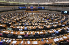 Các nghị viên Liên minh  u Châu tham gia bỏ phiếu về việc sửa đổi Hệ thống Thương mại Khí thải của Liên minh  u Châu tại Nghị viện Liên minh  u Châu ở Brussels, vào ngày 22/06/2022. (Ảnh: John Thys/AFP qua Getty Images)