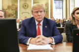Cựu Tổng thống Donald Trump ngồi tại Tòa án Tối cao tiểu bang New York trong phiên tòa xét xử Trump Organization trong vụ án gian lận dân sự ở New York hôm 11/01/2024. (Ảnh: Peter Foley/Pool/AFP qua Getty Images)
