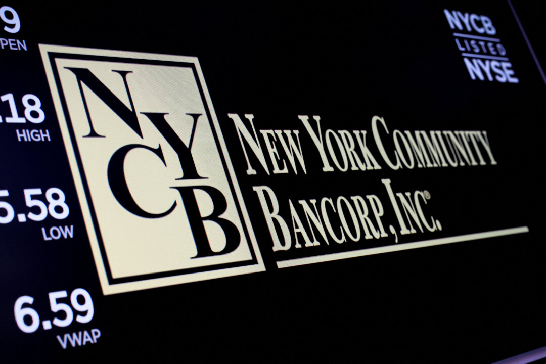 Một màn hình hiển thị thông tin giao dịch của New York Community Bancorp trên sàn của Sở Giao dịch Chứng khoán New York (NYSE) ở New York hôm  31/01/2024. (Ảnh: Brendan McDermid/Reuters)