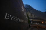 Một khu trung tâm thương mại bị bỏ hoang của nhà phát triển địa ốc Evergrande mang tên là Cung điện Evergrande ở Bắc Kinh hôm 29/01/2024. Vào ngày này một tòa án Hồng Kông đã ra lệnh thanh lý đại công ty địa ốc Evergrande của Trung Quốc, nhưng công ty này cho biết họ sẽ tiếp tục duy trì hoạt động, trong một tình huống đã trở thành biểu tượng đại diện cho khó khăn kinh tế ngày càng sâu sắc của quốc gia này. (Ảnh: Greg Baker/AFP qua Getty Images)