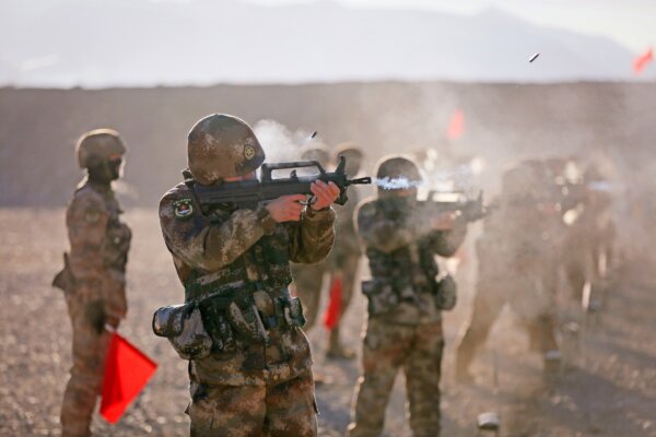 Các binh sĩ của Quân Giải phóng Nhân dân Trung Quốc (PLA) tham gia huấn luyện quân sự tại Dãy núi Pamir ở Kashgar, vùng Tân Cương phía tây bắc Trung Quốc, vào ngày 04/01/2021. (Ảnh: STR/AFP qua Getty Images)