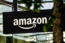 Một biển hiệu bên ngoài cửa hàng Amazon Go tại trụ sở của Amazon.com Inc. ở Seattle, tiểu bang Washington, hôm 20/05/2021. (Ảnh: David Ryder/Getty Images)