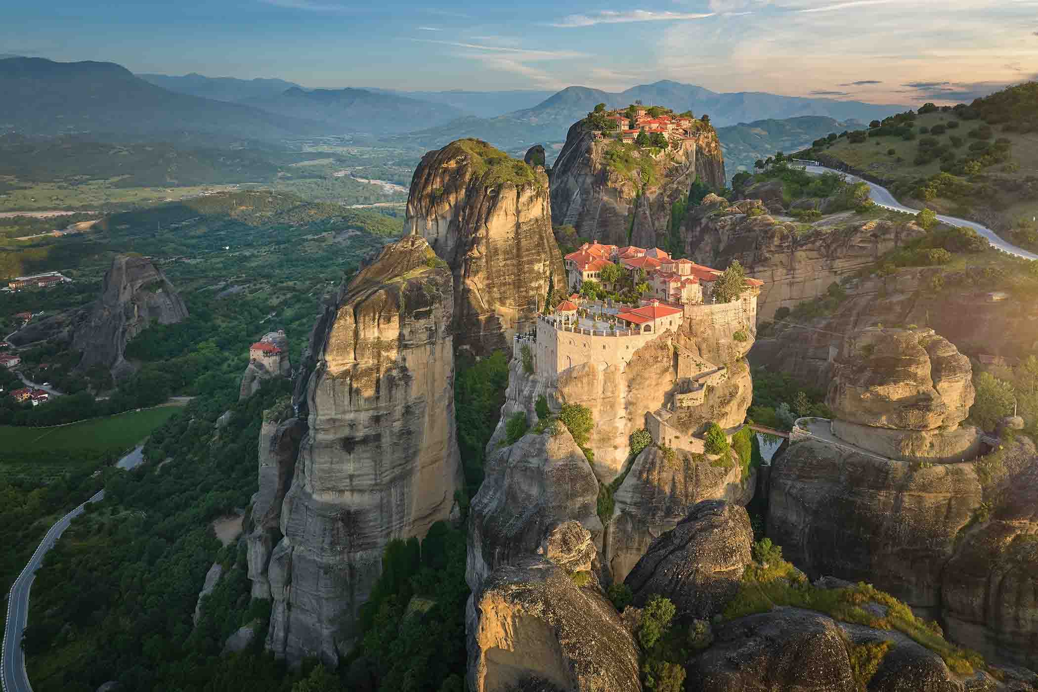 Quần thể tu viện Metéora nhìn từ trên cao. (Ảnh: Martin Mecnarowski/Shutterstock)