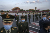 Lực lượng công an và an ninh chặn đường khi thực hiện nhiệm vụ kiểm soát đám đông sau lễ chào cờ chính thức kỷ niệm Ngày Quốc khánh bên cạnh Quảng trường Thiên An Môn và Tử Cấm Thành vào ngày 01/10/2021 tại Bắc Kinh, Trung Quốc. (Ảnh: Kevin Frayer/Getty Images)